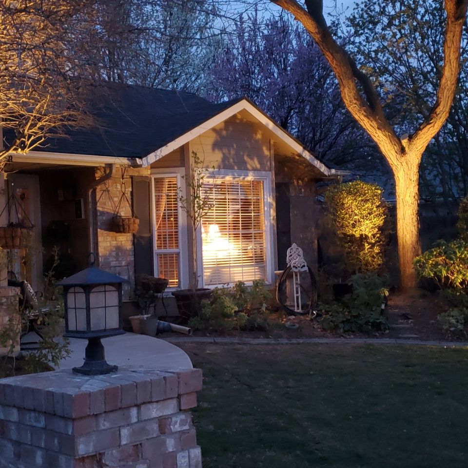 Beautifuly lit front yard in boise id