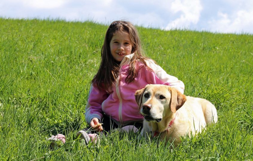 Child dog20180618 9393 19v9bm0