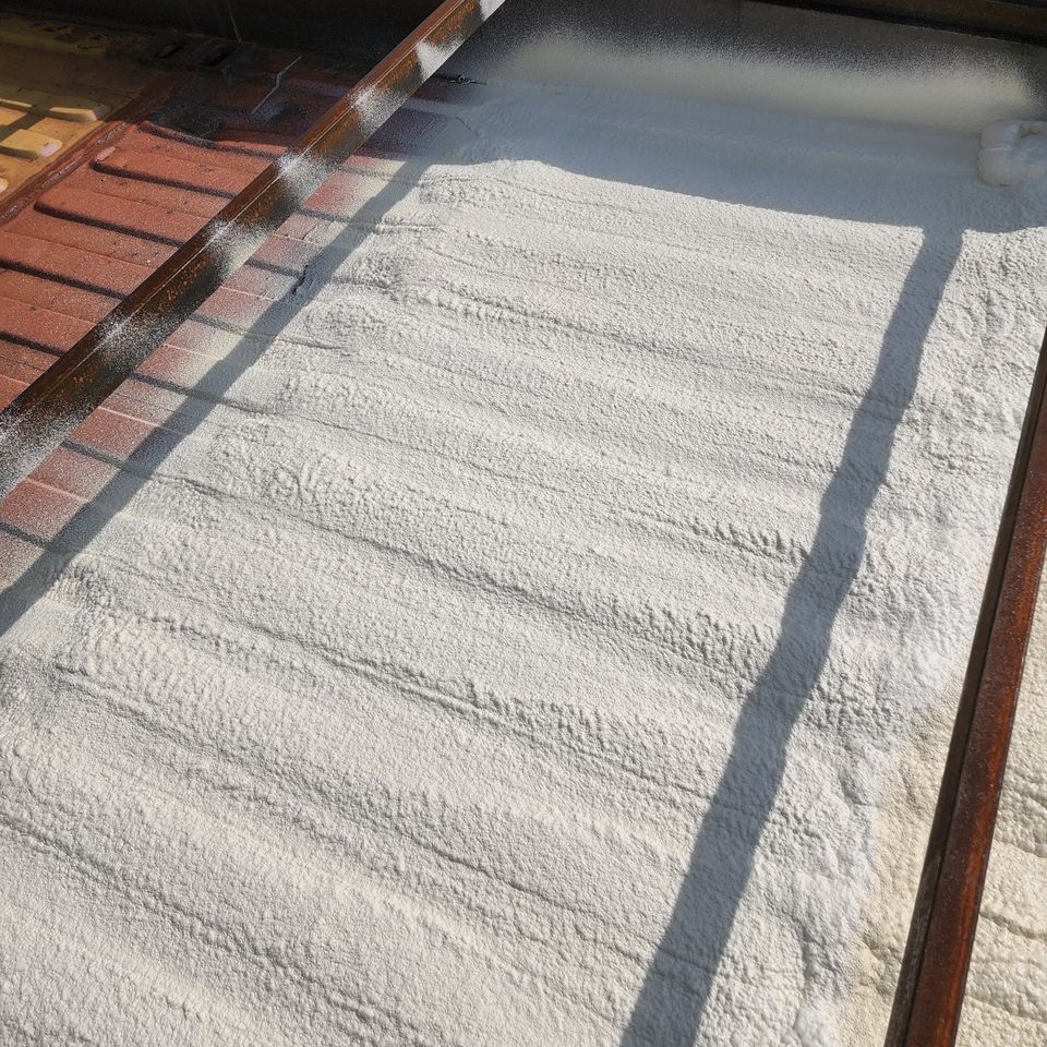 Spray foam roofing closed cell