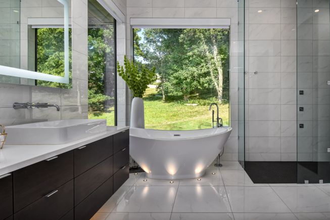 Whitehaven master bathtub
