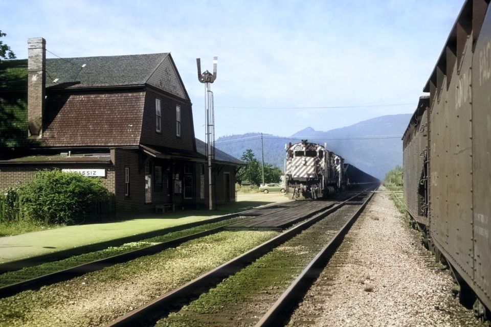 Agassiz extra 4568 east at agassiz   aug 1972   john leeming