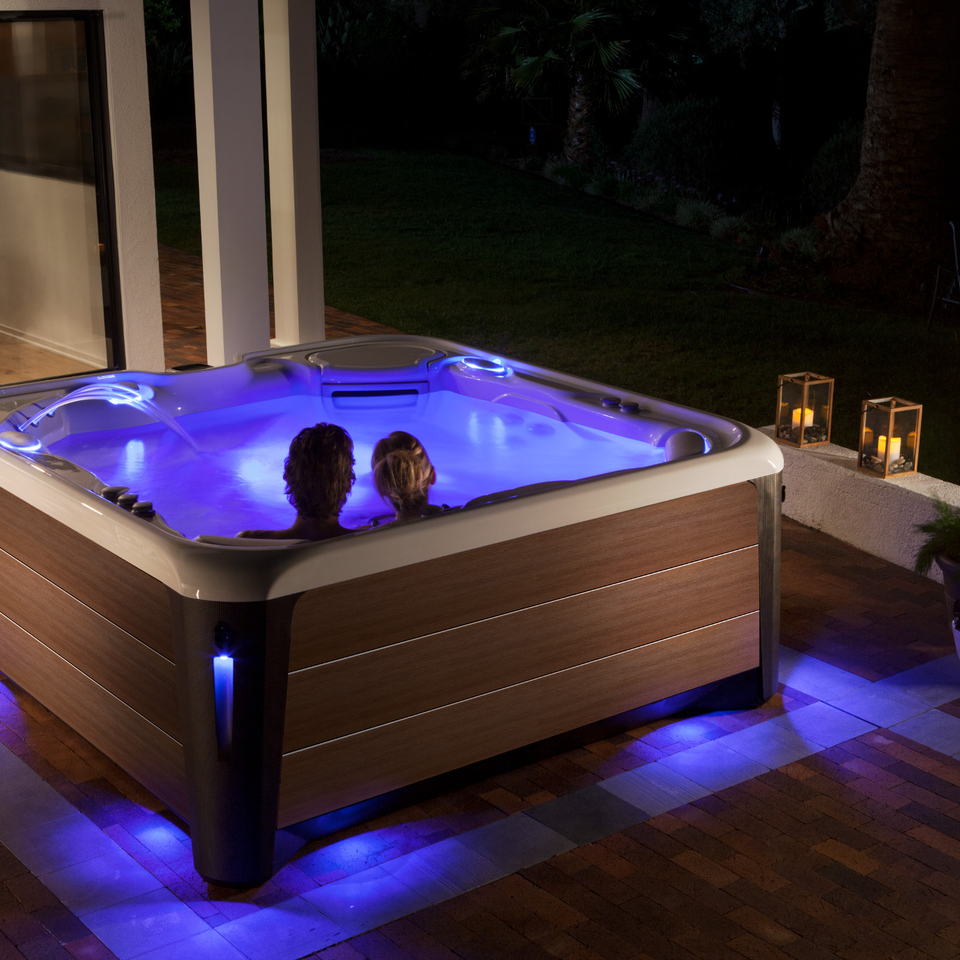 Hotspring highlife 2019 vanguard alpinewhite bronze lifestyle night couple