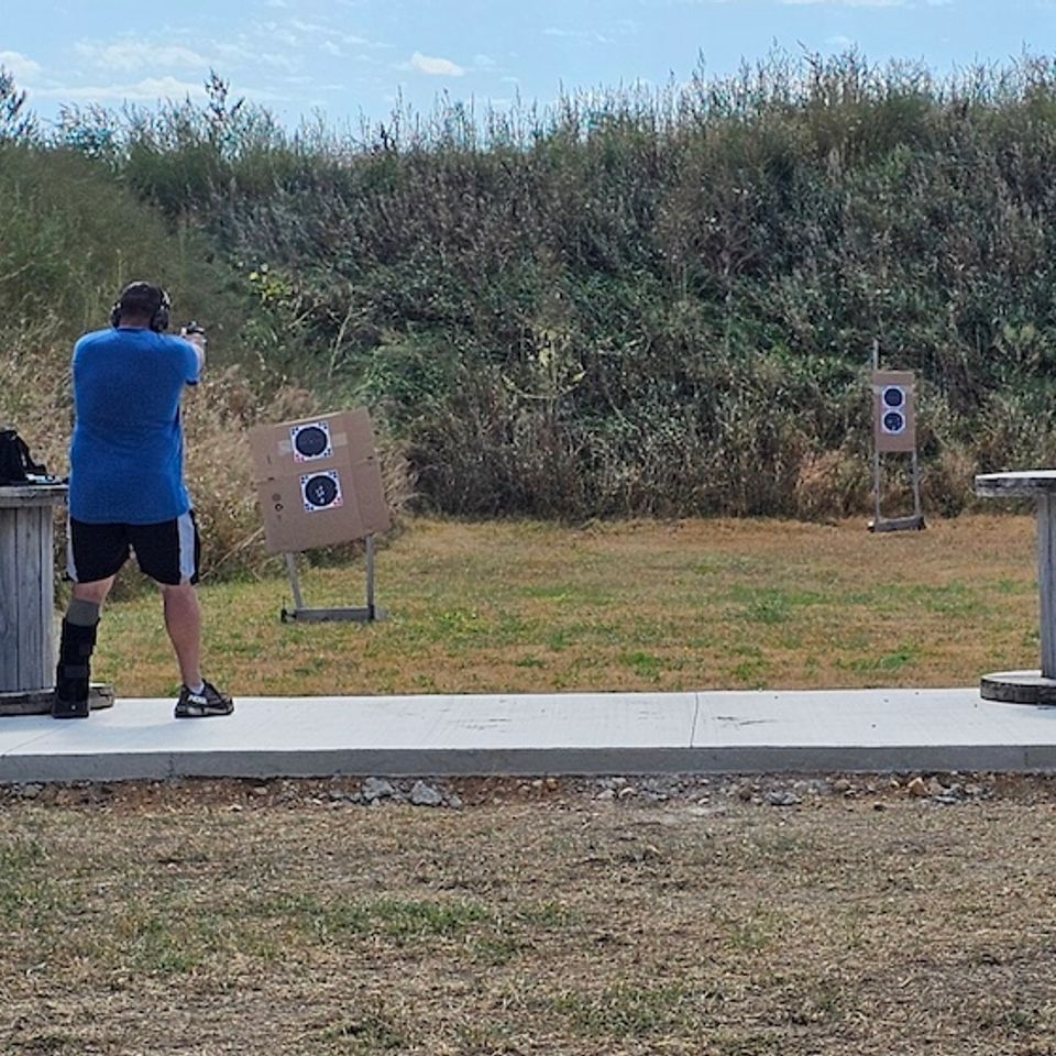 Pistol pad close