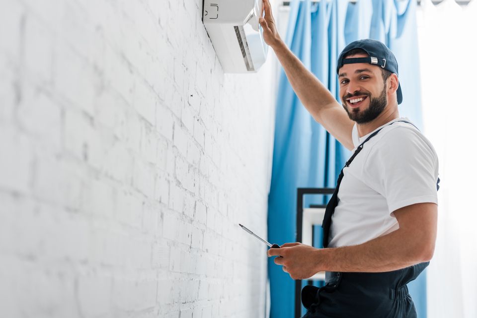 A HVAC tech working on a persons ac system