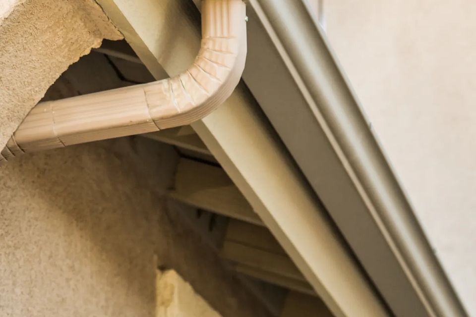 house with seamless aluminum rain gutters in Edison NJ