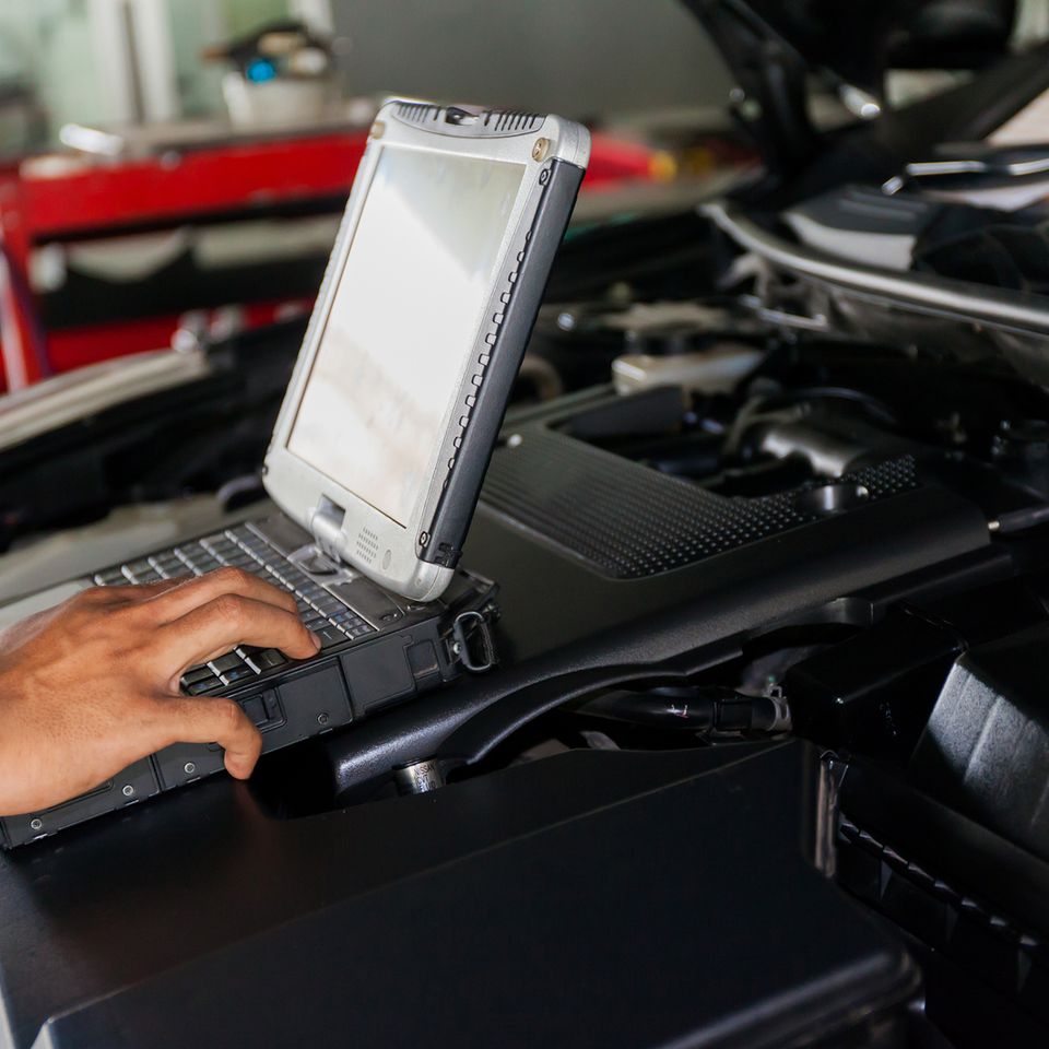 Bigstock mechanic using diagnostic mach 12620081320170903 29599 1khk63w