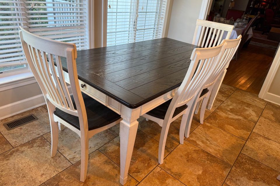 Lot 2 table askins