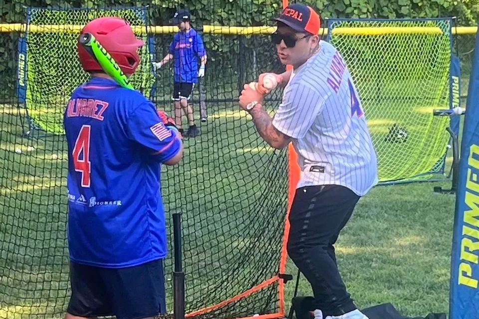 Mets' closer Edwin Diaz teaches kids at Massapequa baseball clinic