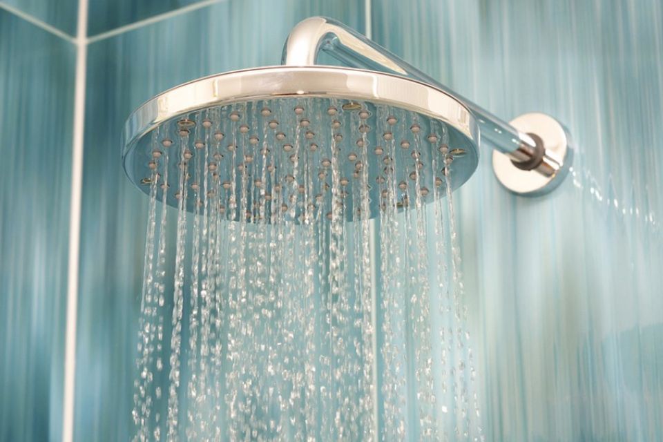 Head shower while running wate 31878857