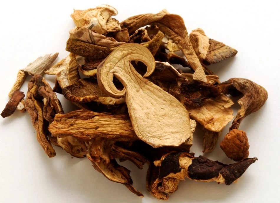 Dried porcini mushrooms 23044153 950x688