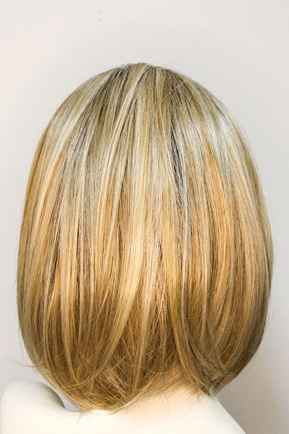 Short straight blonde bob 3