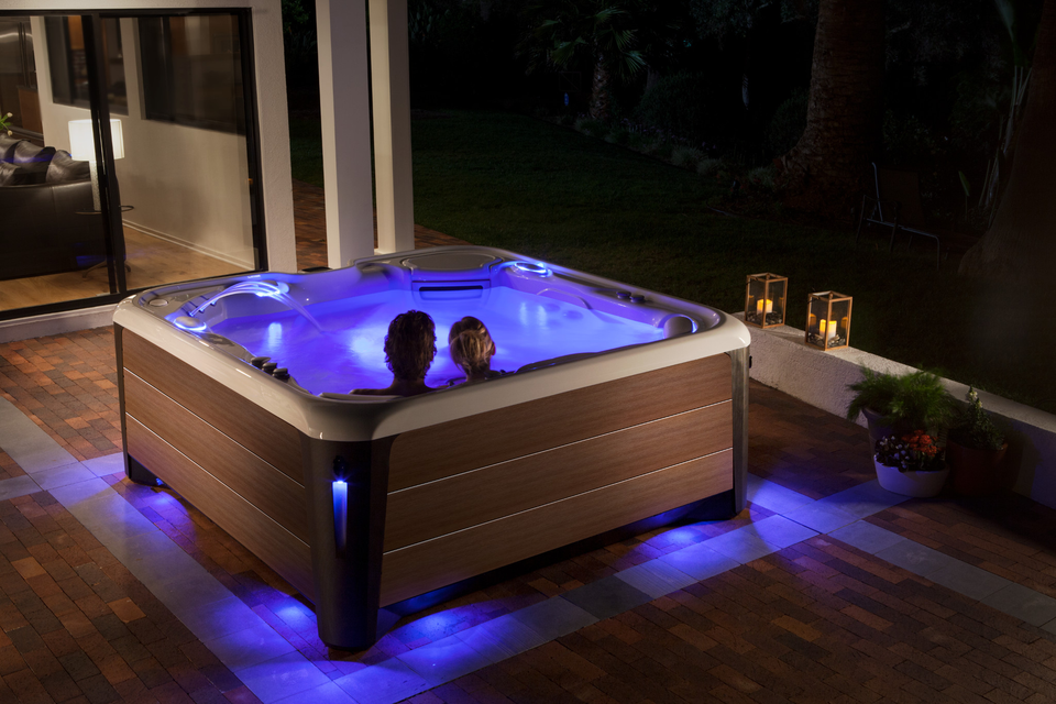 Hotspring highlife 2019 vanguard alpinewhite bronze lifestyle night couple