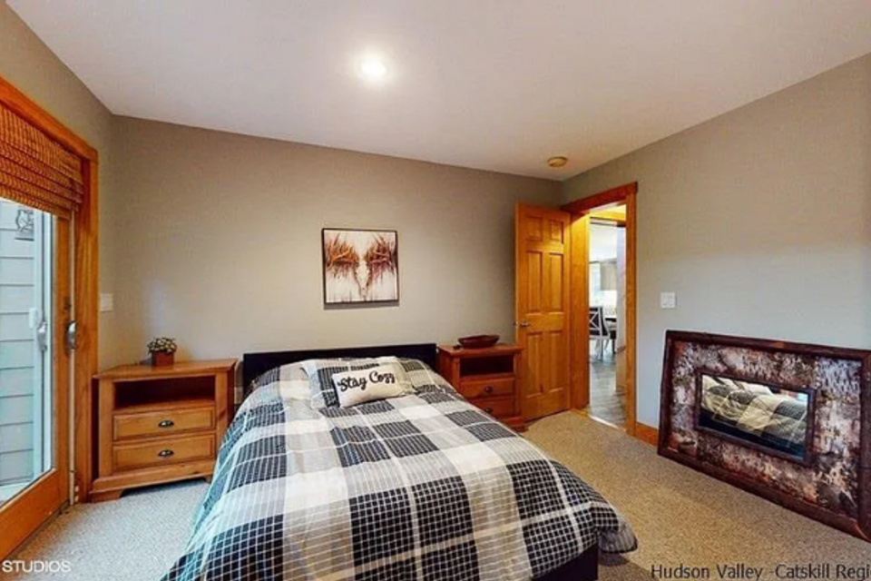 1 room private room with full size bed 2199