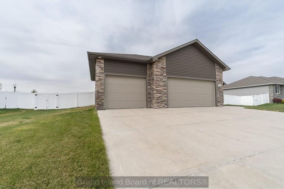 2104 ebony lane grand island e 4