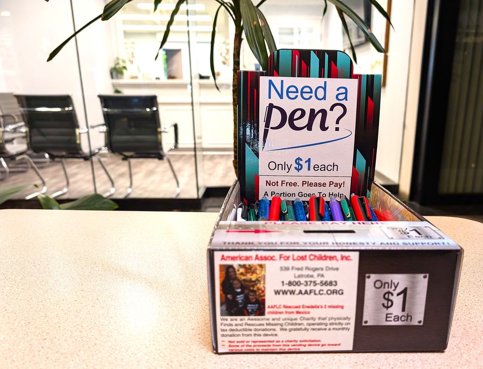 On location ad an optical office, fits nicely on the countertop. Filled with candy. Easy to operate side gig vending route.