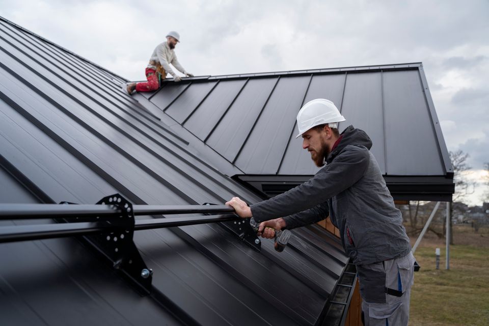 Medium shot men working roof together (1)