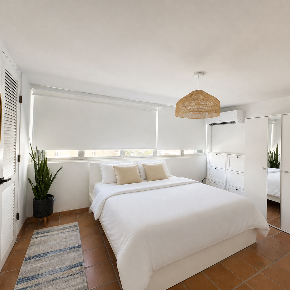 04 bedroom white bedding