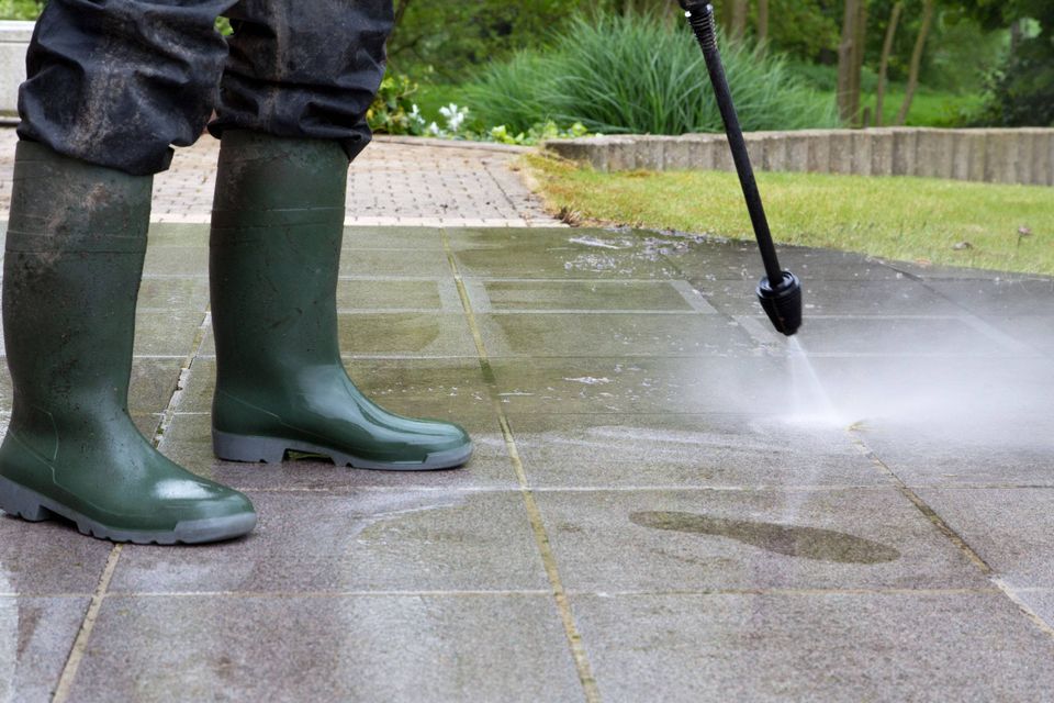 Pressure washing cleaning services