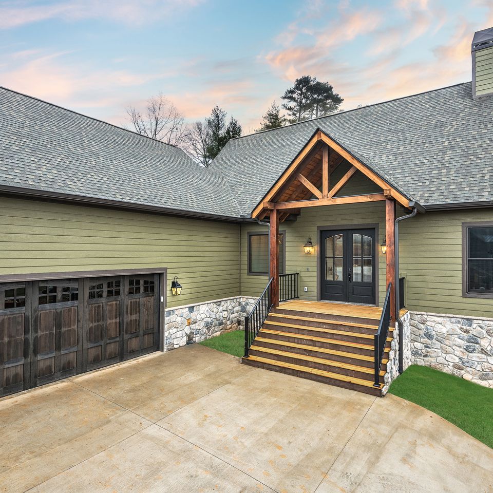 Home entrance on side   allows the decks to face views