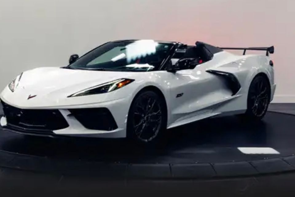 Chevrolet corvette c8 white