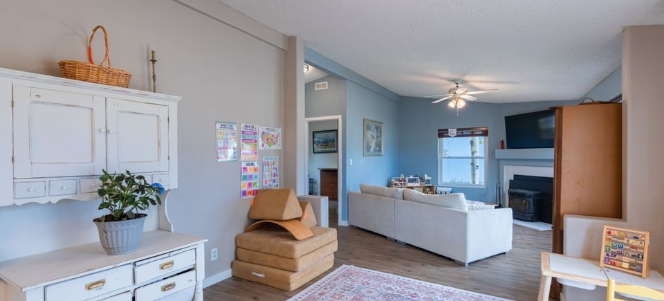24 web or mls 8 bassick ln 24 (2)