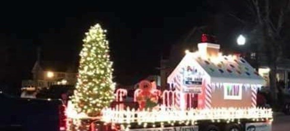 Christmas parade 201720171127 23803 1me2ged