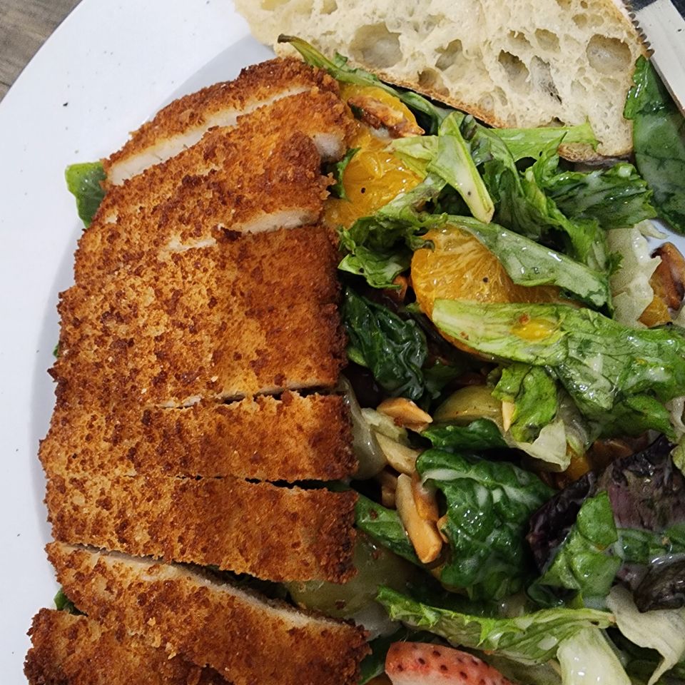 Strawberry almond salad w crispy chicken 4