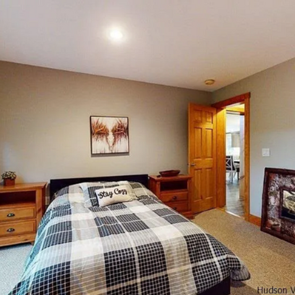 1 room private room with full size bed 2199