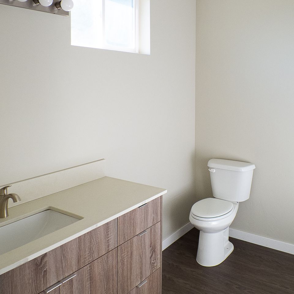 Middle   primary on suite bath 2 caldwell id apartment