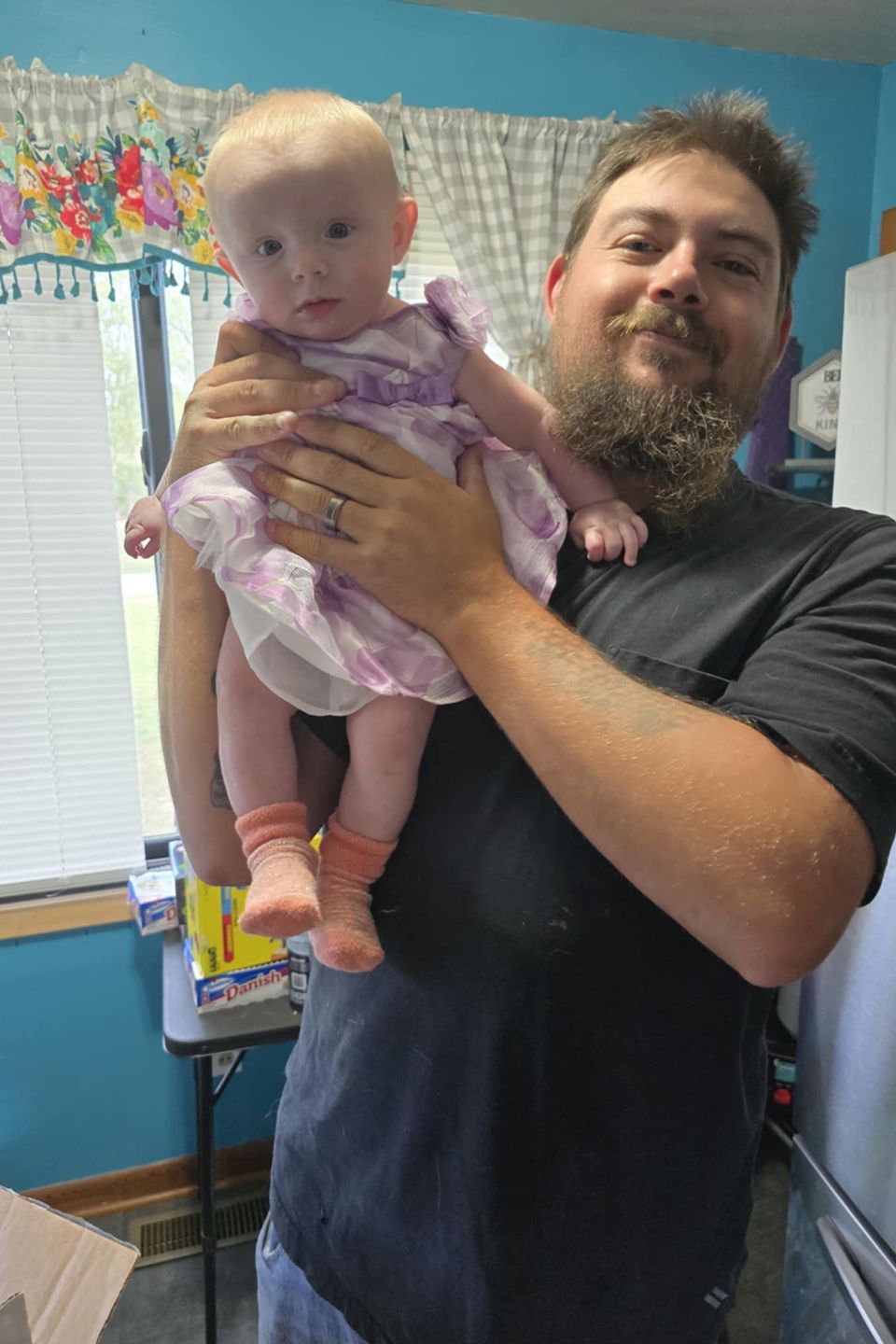 Baby girl and oroud daddy in dore family