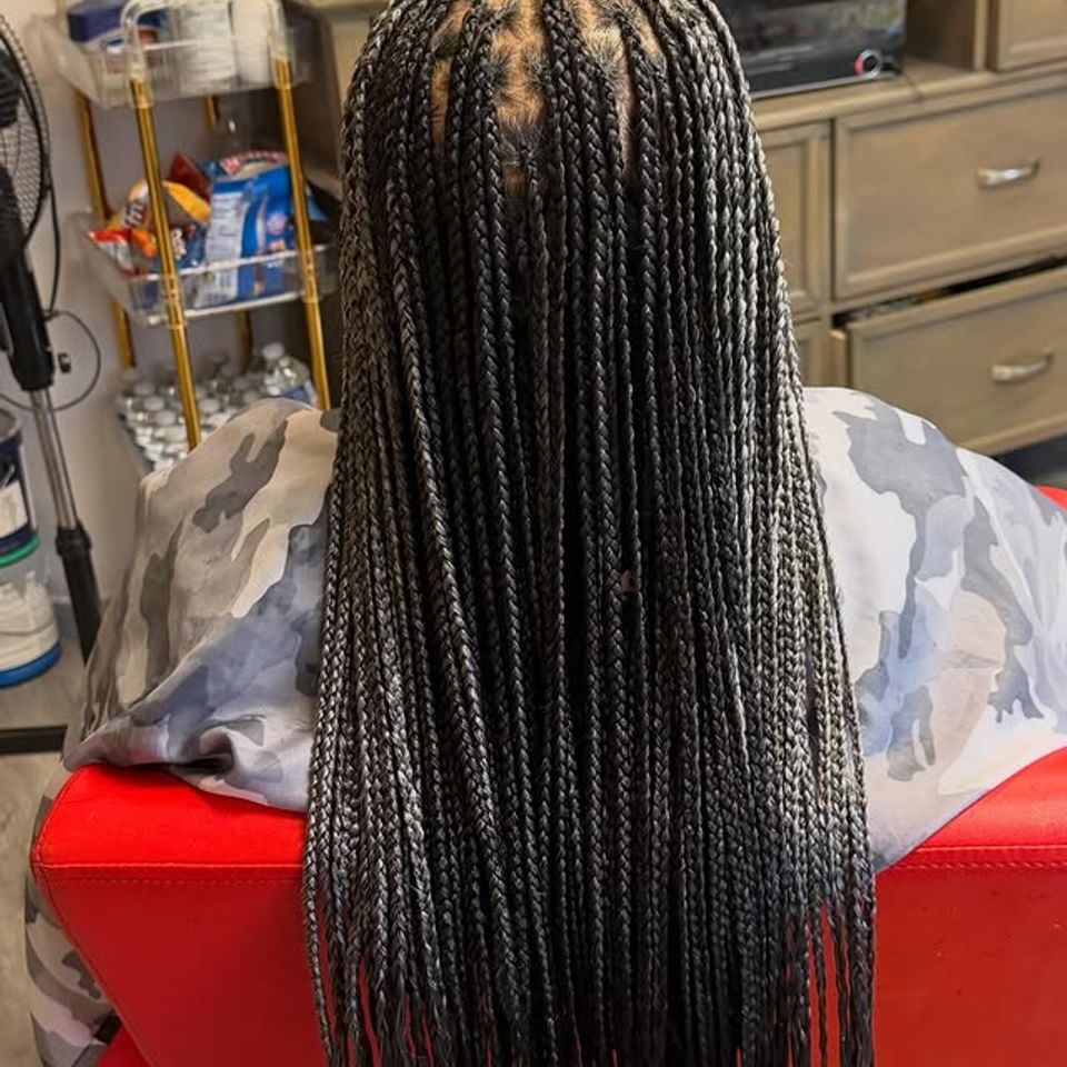 Long medium sized knotless box braids after a braiding service in Los Angeles CA