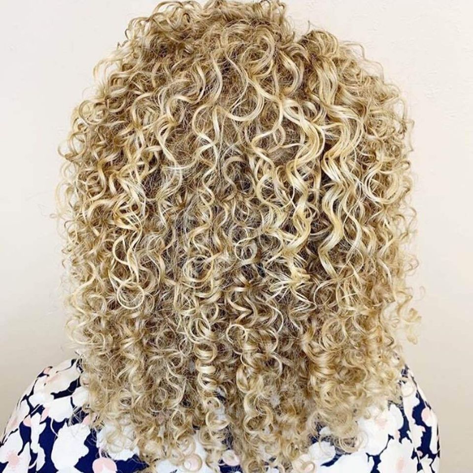 Twisted scizzors linsey curls blonde medium