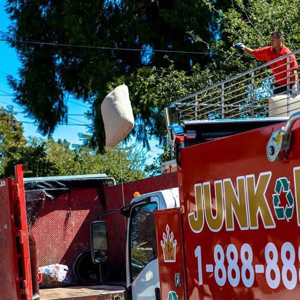 Nuredo magazine   tulsa  oklahoma   living   junk king  fall 2017 cover   junkking120170925 11289 bugoug