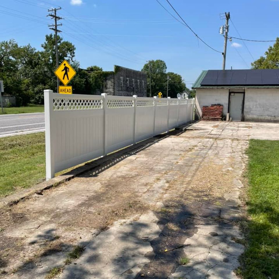 pvc vinyl privacy fence with lattice topper