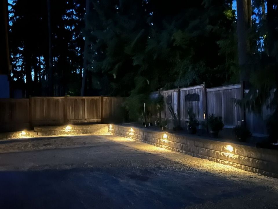 Retaining wall with lights