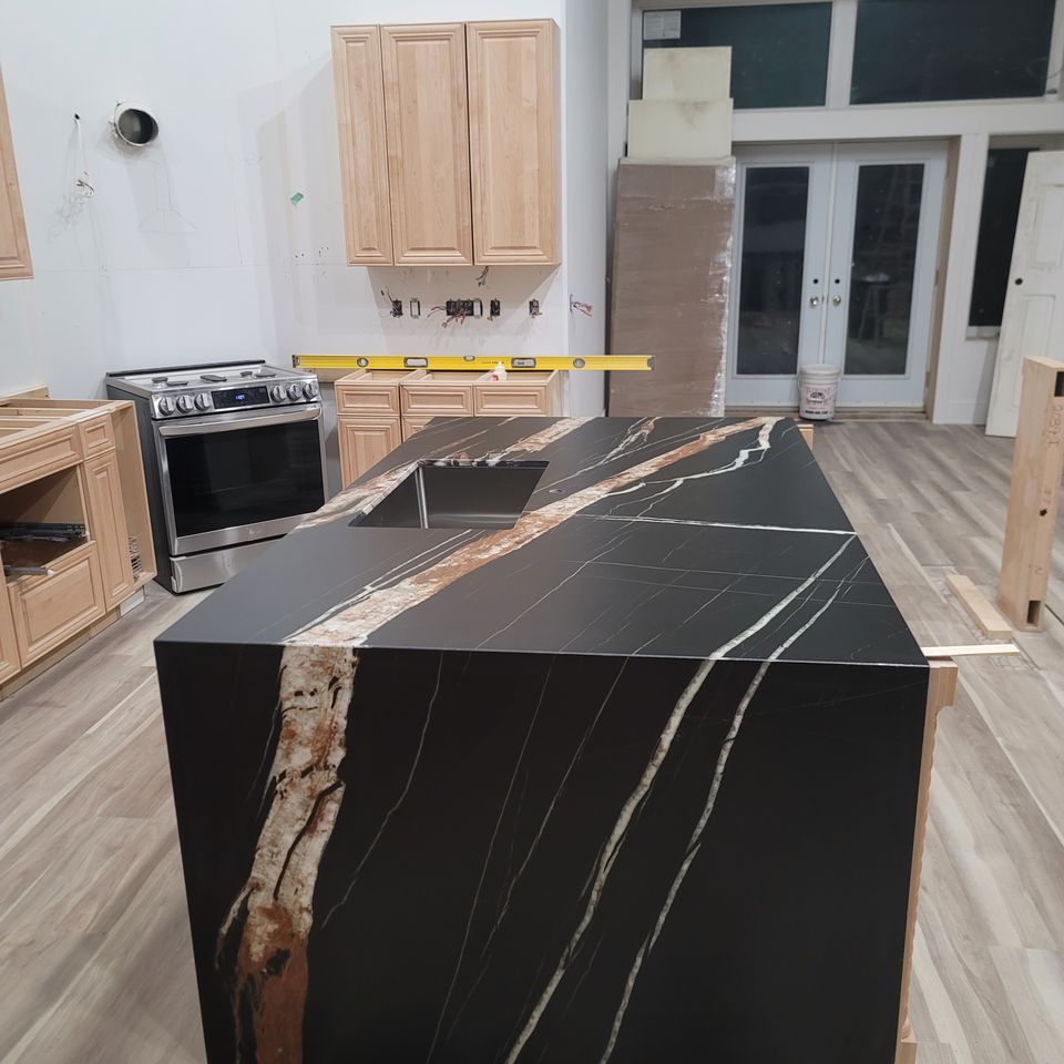 Fashionable Obsidian stone countertop installation