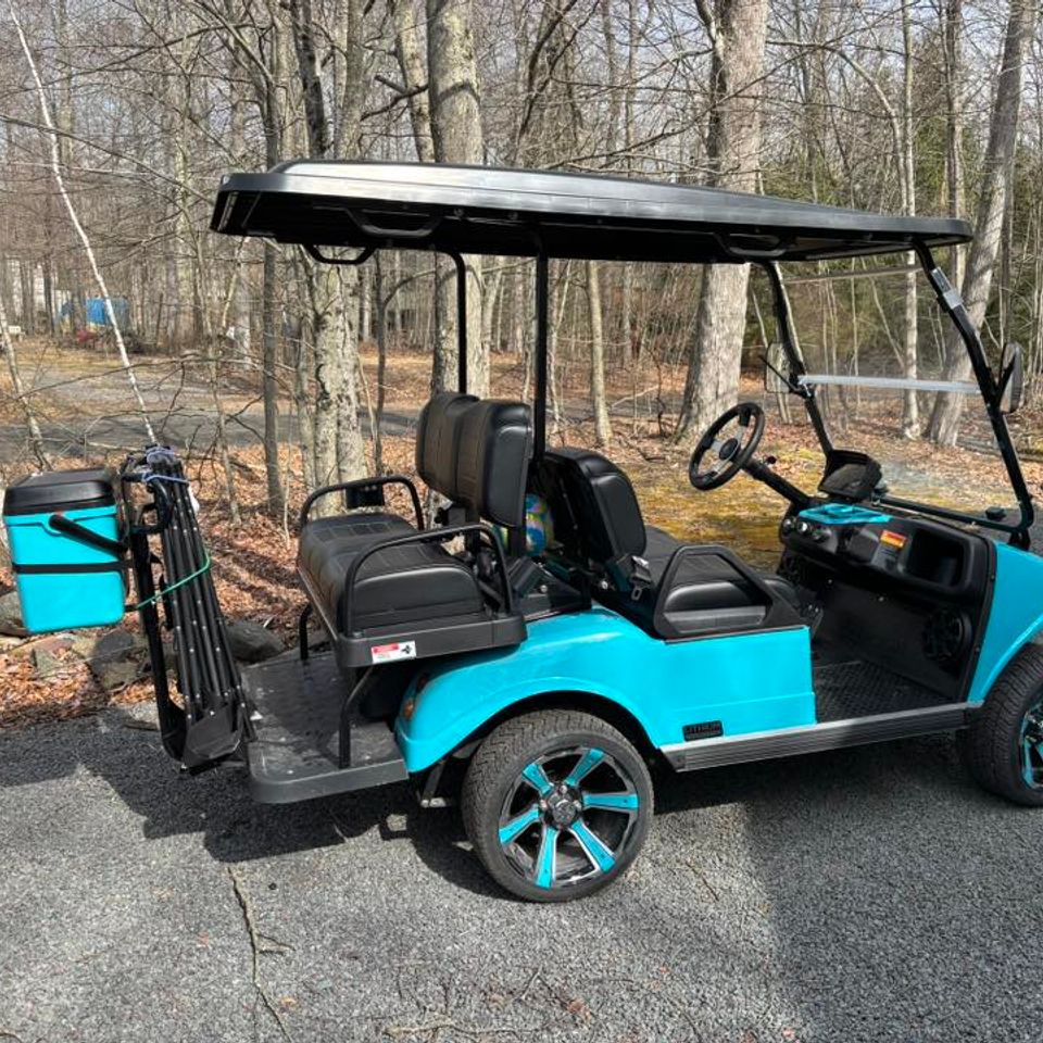 A blue and affordable golf cart rental from Mad Dog Golf Cart Rentals near Arrowhead Lake PA
