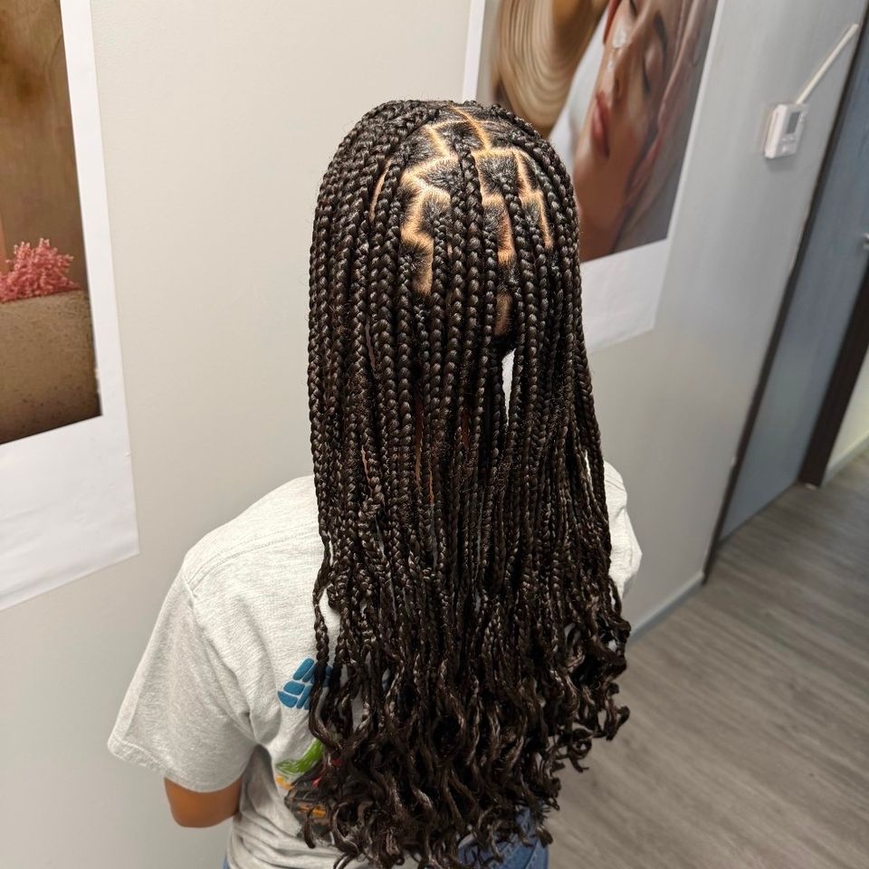 Back view of knotless box braids with clean parting after braiding service in Los Angeles CA