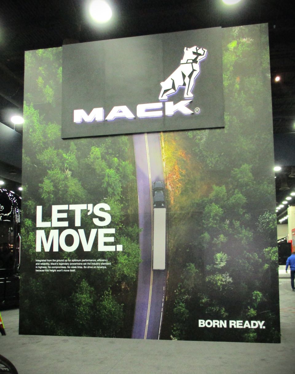 1700439 color reflections   trade show wall murals (2) (1)