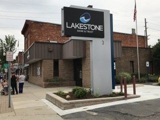 Lakestone bank wall