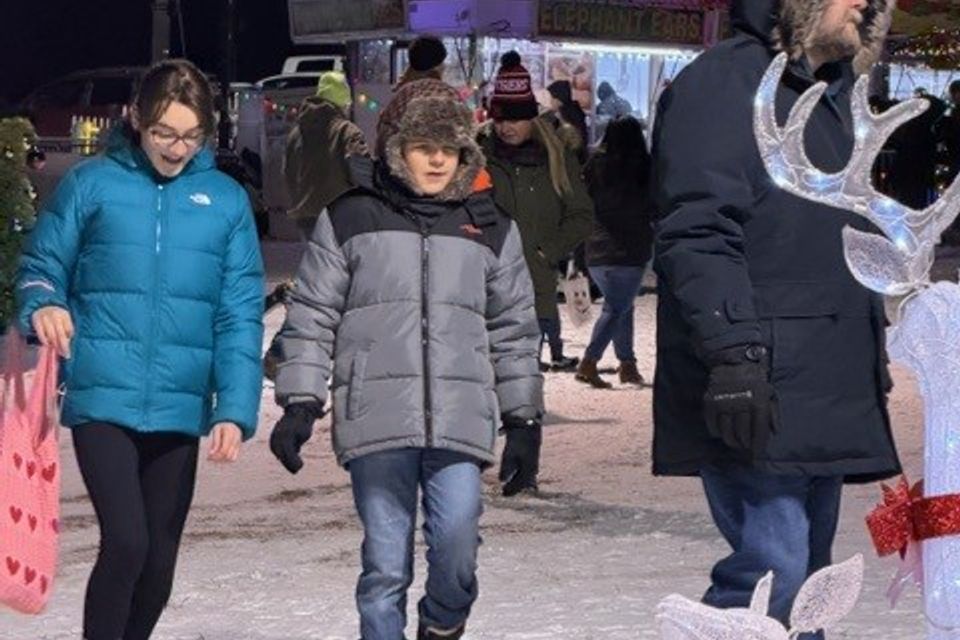 Mistletoe market   misc. people walking 2025