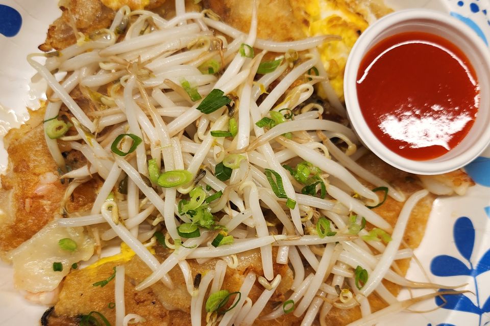 Hoy tod thai fried clams street eats maunakea honolulu