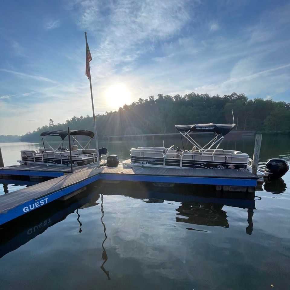 Lake Hickory Marina with boats docked and guests enjoying drinks