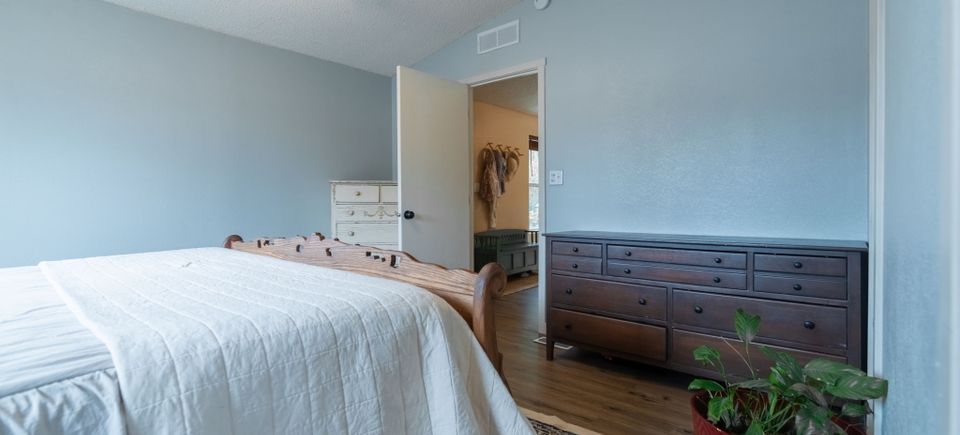 17 web or mls 8 bassick ln 17 (2)
