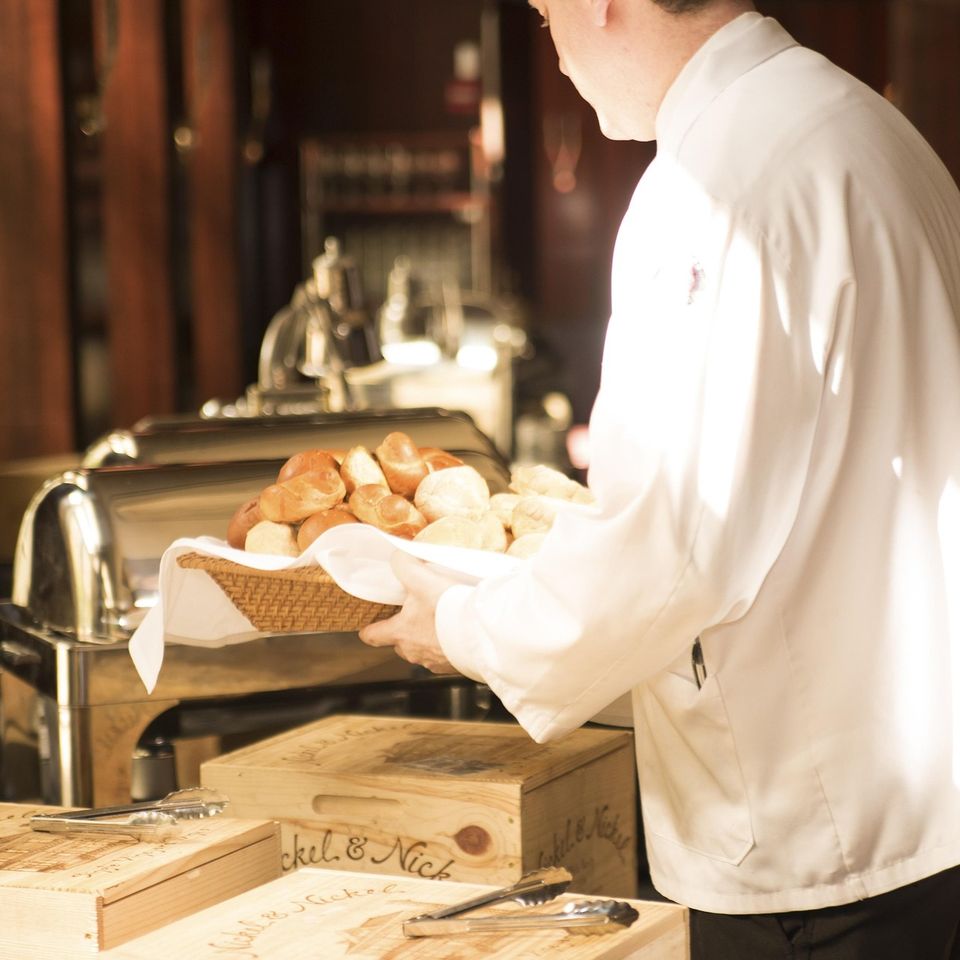 Waiter g8fc57aca5 1920