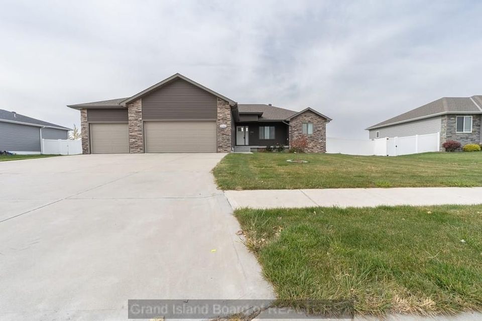 2104 ebony lane grand island e 2