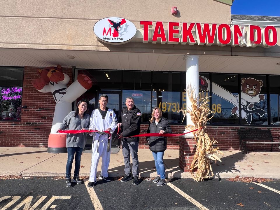 Manager hee jung lee   master jae ryong you   mayor joe nicastro and councilwoman mary lalama 