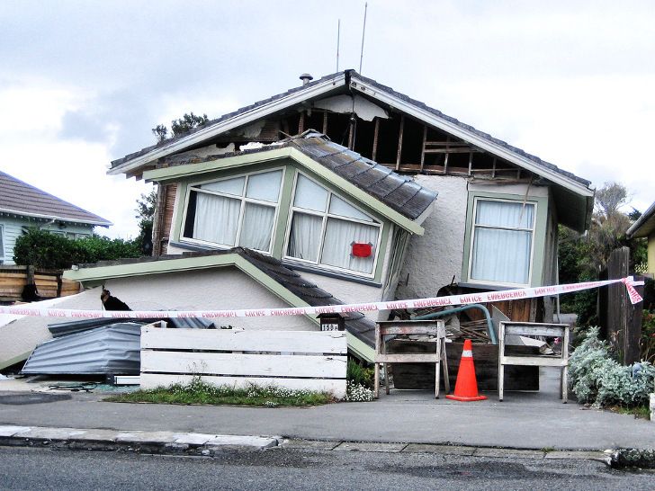 Earthquake resistant house