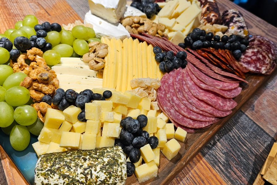 Tapa vino charcuterie board 1