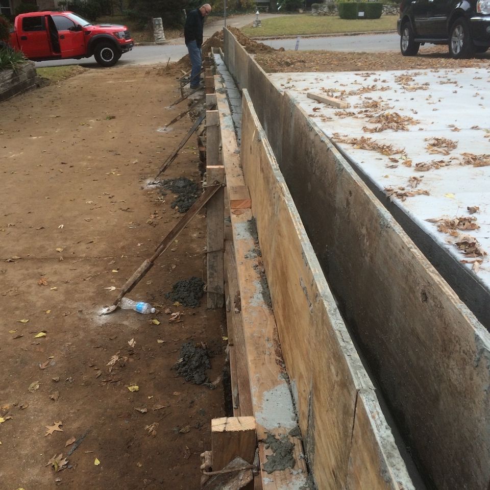 Select outdoor solutions   tulsa oklahoma   retaining walls   concrete retaining wall contractor builder construction company   large residential retaining wall   photo nov 14  3 40 30 pm